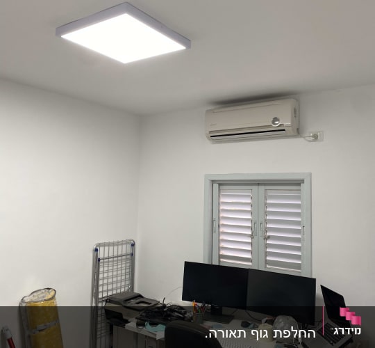 מנורת תקרה מרובעת מוארת בחדר עבודה